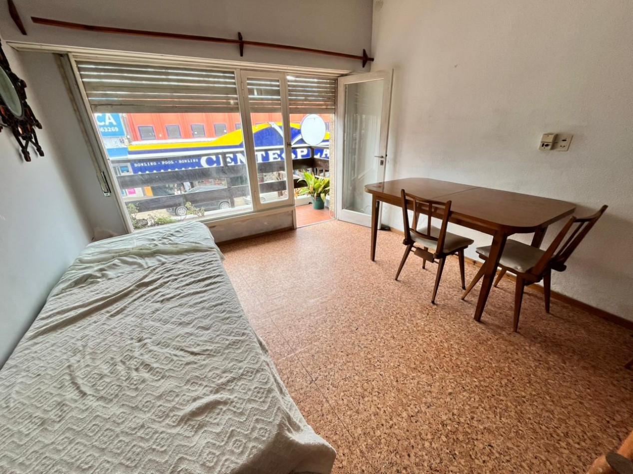Monoambiente amplio con balcon al frente en pleno centro de Villa Gesell