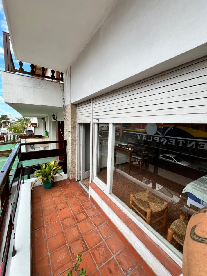 Monoambiente amplio con balcon al frente en pleno centro de Villa Gesell