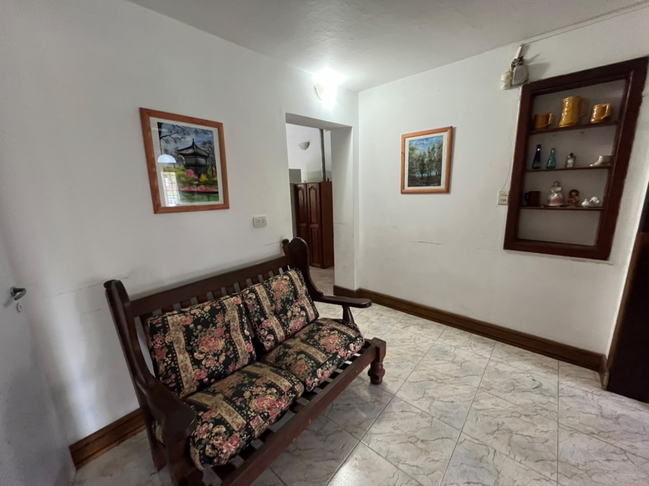 Chalet amplio de 4 dormitorios con patio y quincho en el centro de Villa Gesell