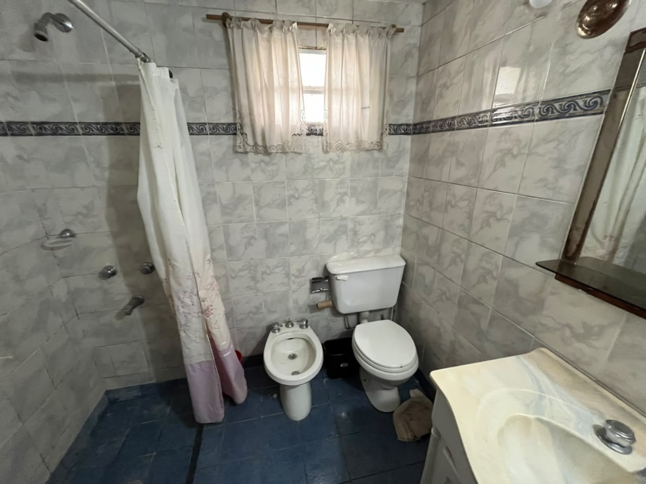 Chalet amplio de 4 dormitorios con patio y quincho en el centro de Villa Gesell