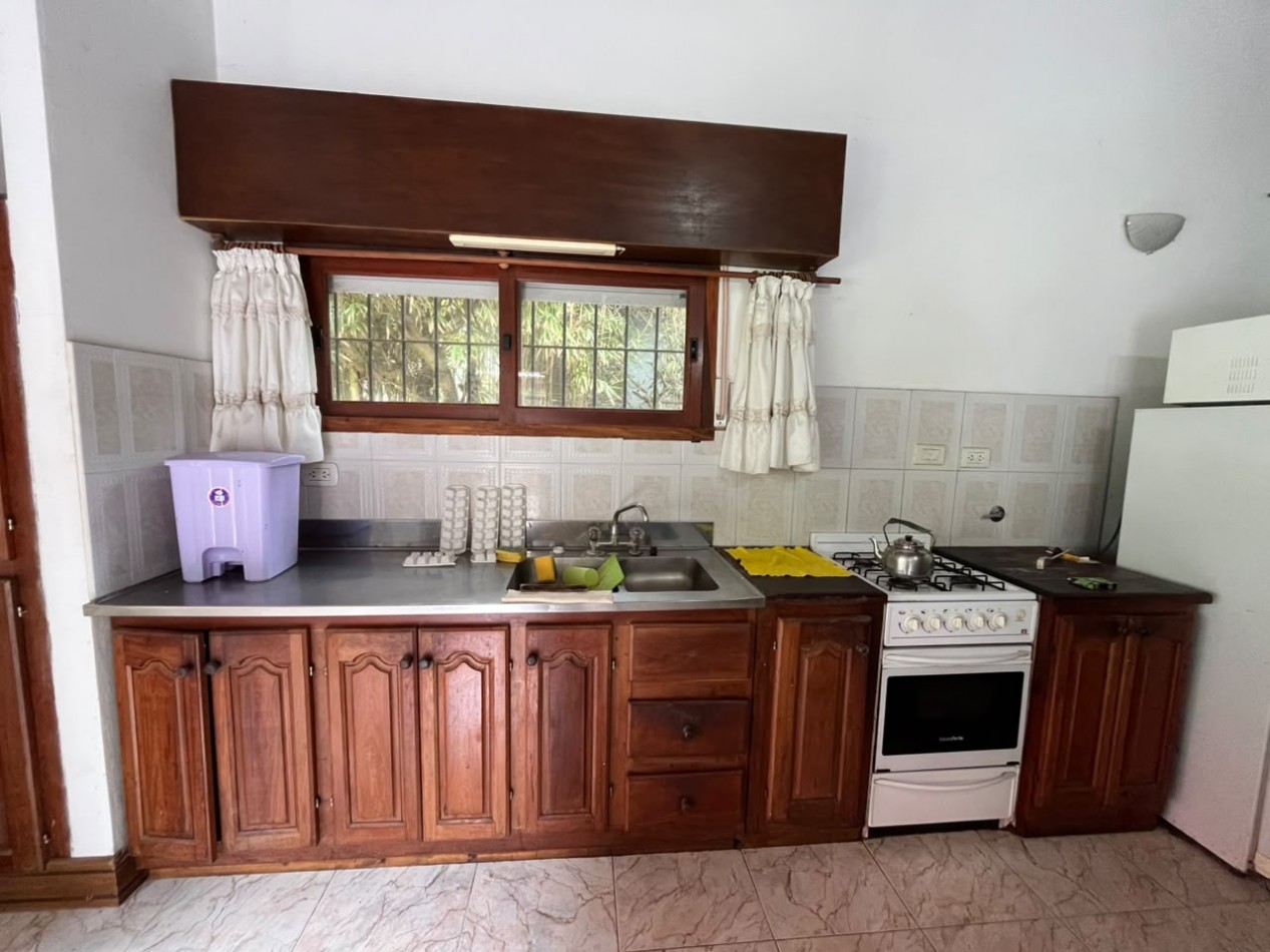 Chalet amplio de 4 dormitorios con patio y quincho en el centro de Villa Gesell