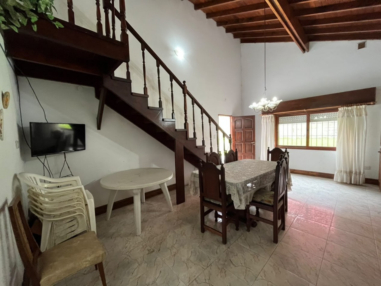 Chalet amplio de 4 dormitorios con patio y quincho en el centro de Villa Gesell