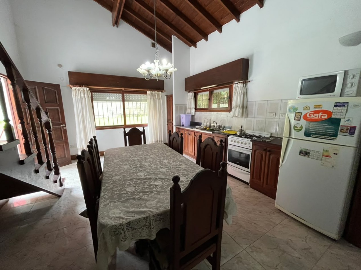 Chalet amplio de 4 dormitorios con patio y quincho en el centro de Villa Gesell