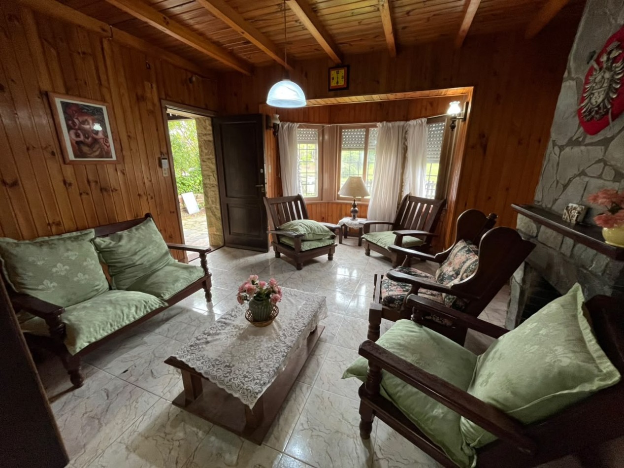 Chalet amplio de 4 dormitorios con patio y quincho en el centro de Villa Gesell