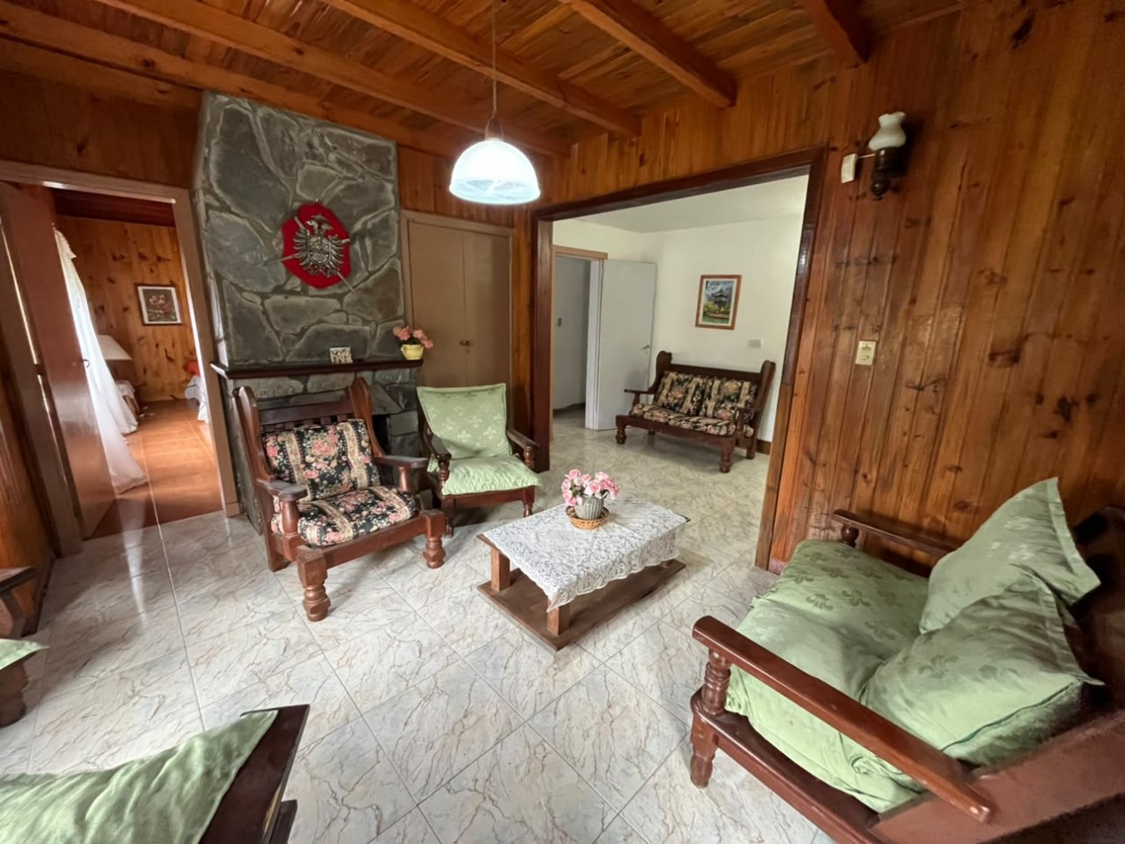 Chalet amplio de 4 dormitorios con patio y quincho en el centro de Villa Gesell