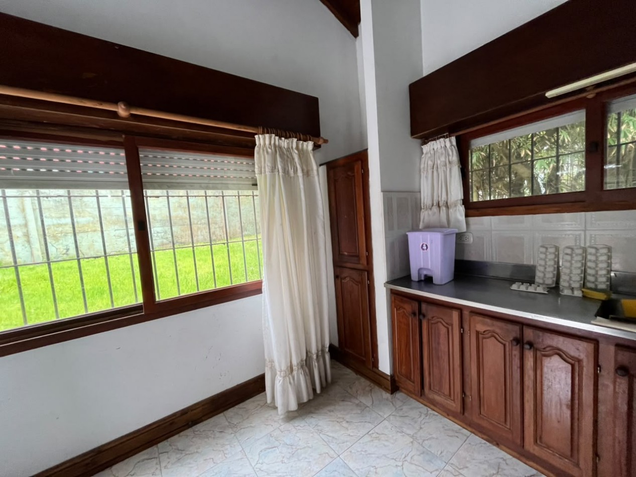 Chalet amplio de 4 dormitorios con patio y quincho en el centro de Villa Gesell