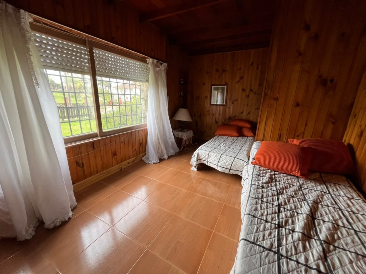 Chalet amplio de 4 dormitorios con patio y quincho en el centro de Villa Gesell