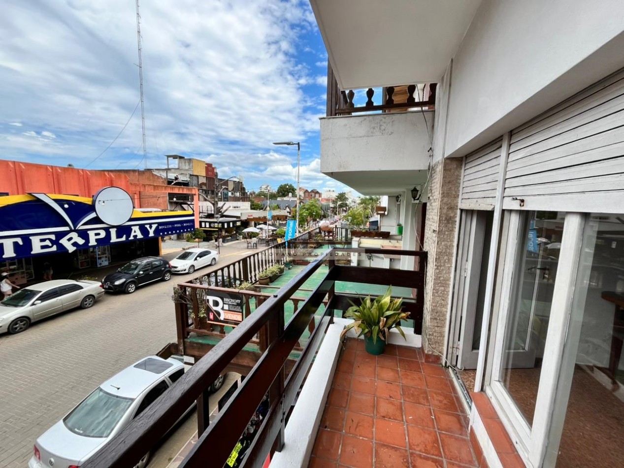 Monoambiente amplio con balcon al frente en pleno centro de Villa Gesell