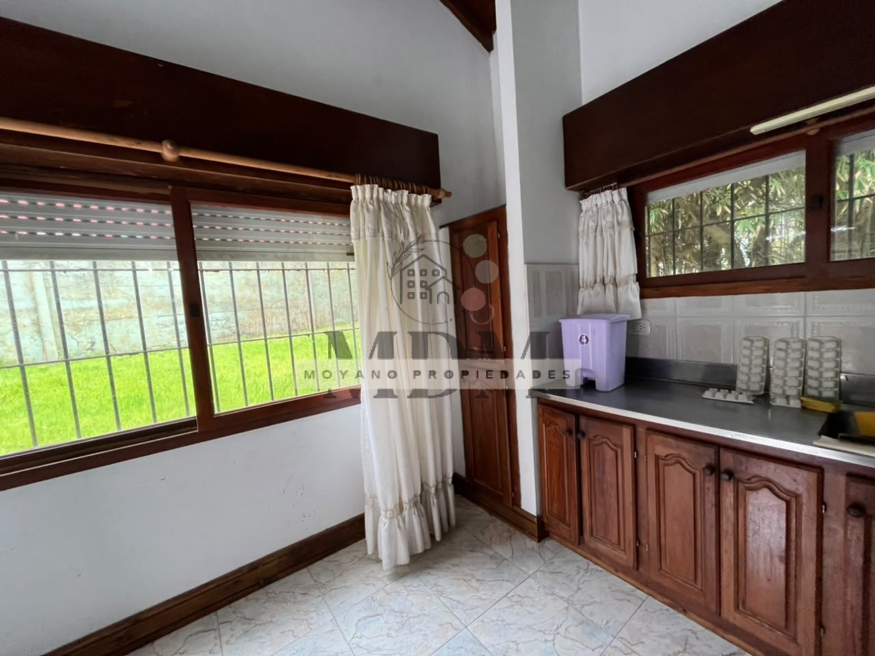Chalet amplio de 4 dormitorios con patio y quincho en el centro de Villa Gesell