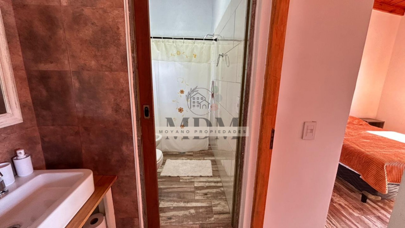 Comodo Departamento en 1° Piso por Escalera 