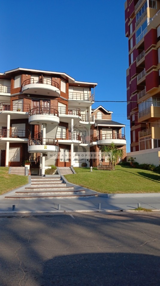 Duplex en venta - 2 dormitorios, cochera y vista parcial al mar -