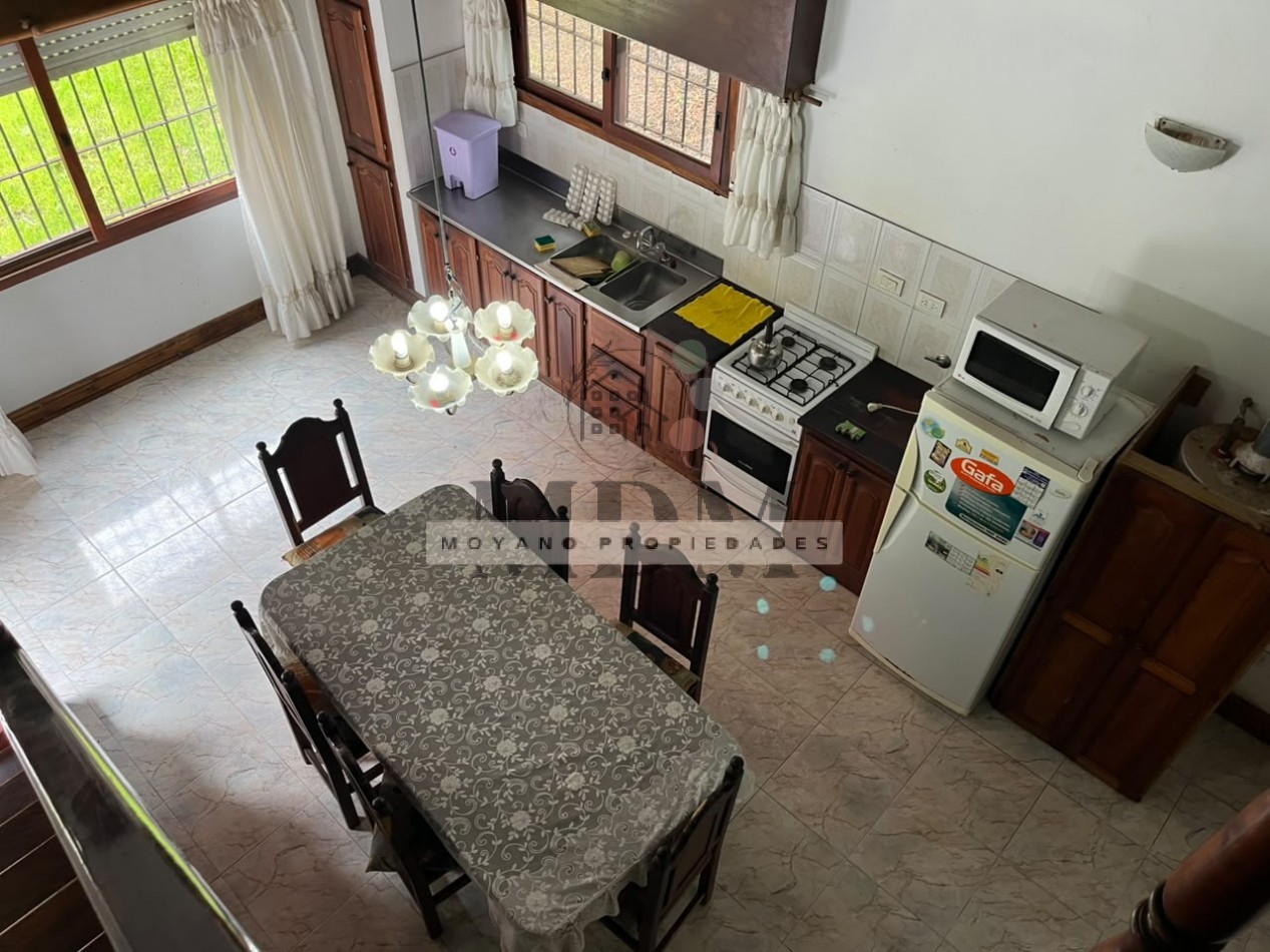 Chalet amplio de 4 dormitorios con patio y quincho en el centro de Villa Gesell