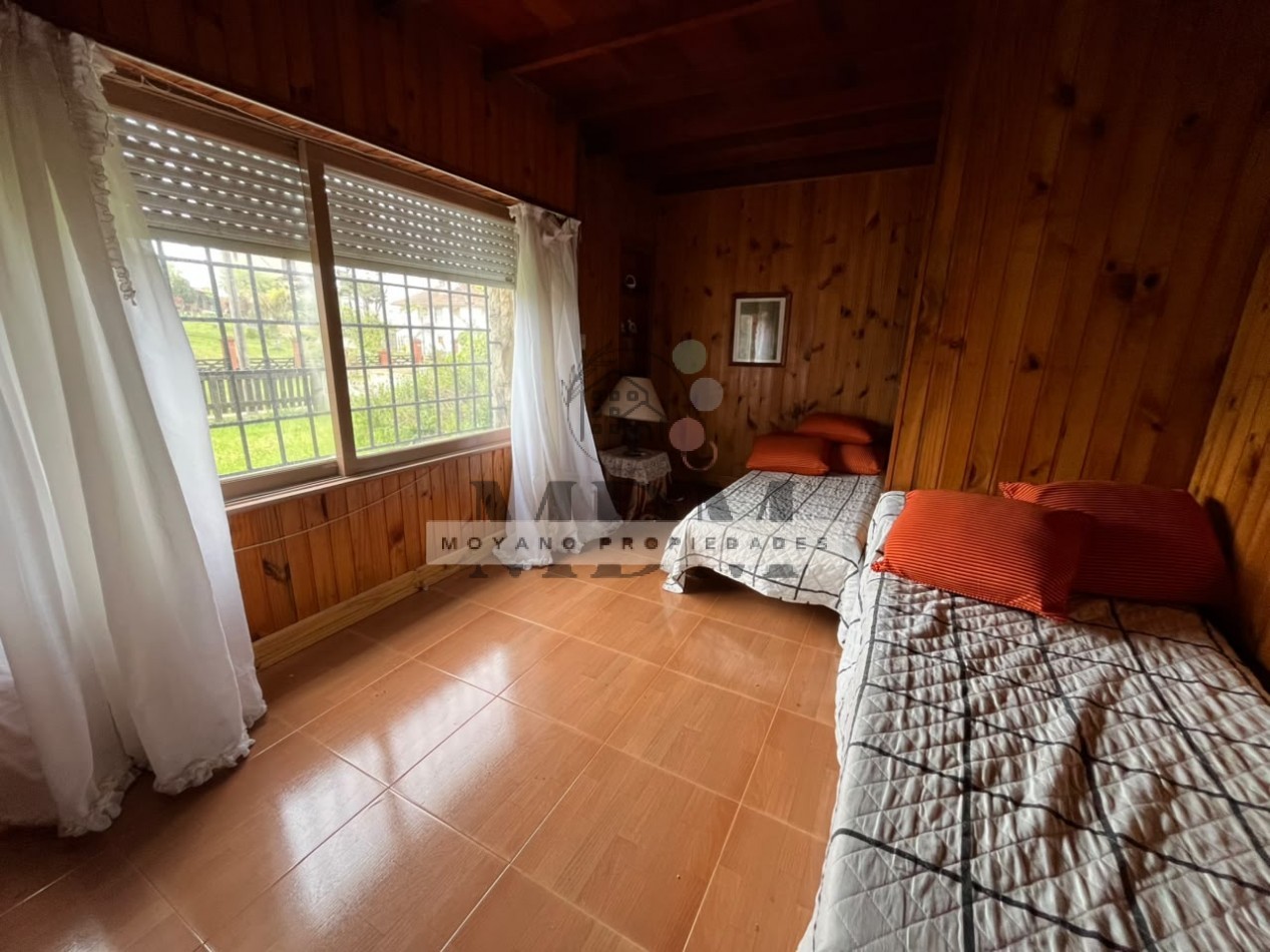 Chalet amplio de 4 dormitorios con patio y quincho en el centro de Villa Gesell