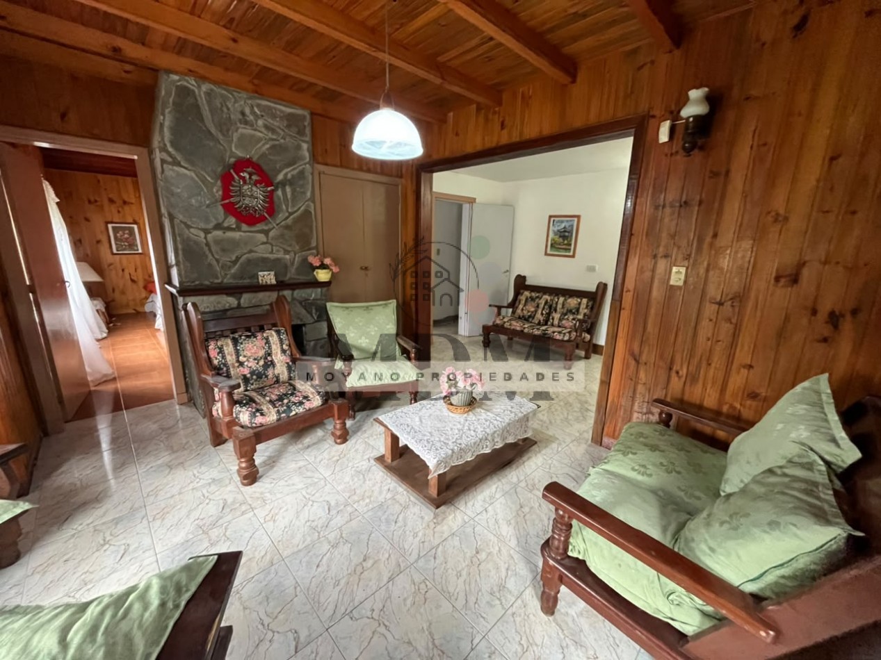 Chalet amplio de 4 dormitorios con patio y quincho en el centro de Villa Gesell