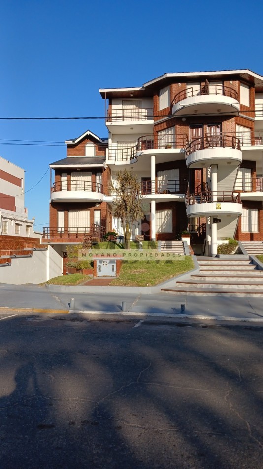 Duplex en venta - 2 dormitorios, cochera y vista parcial al mar -