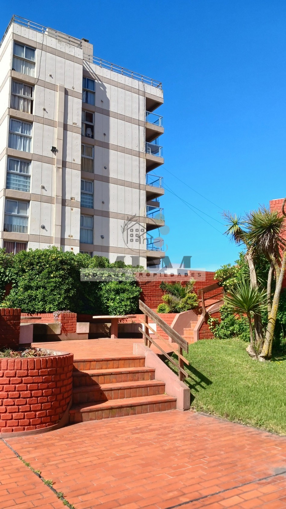 Oportunidad en Villa Gesell: 2 Amb. Amoblado con Cochera - Edificio PH II