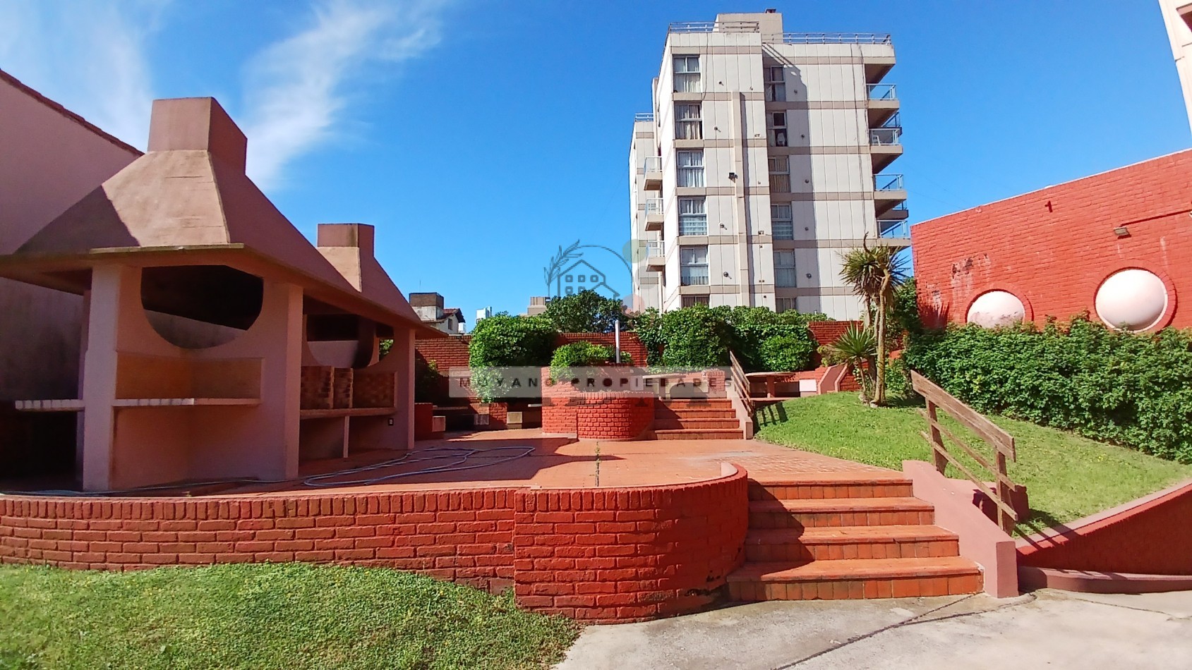 Oportunidad en Villa Gesell: 2 Amb. Amoblado con Cochera - Edificio PH II