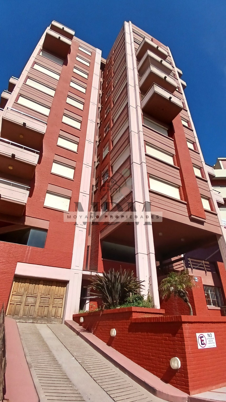 Oportunidad en Villa Gesell: 2 Amb. Amoblado con Cochera - Edificio PH II