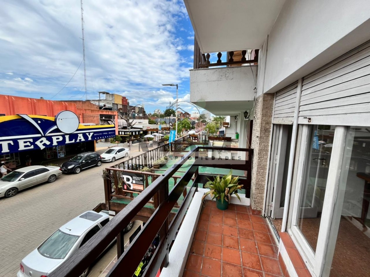Monoambiente amplio con balcon al frente en pleno centro de Villa Gesell