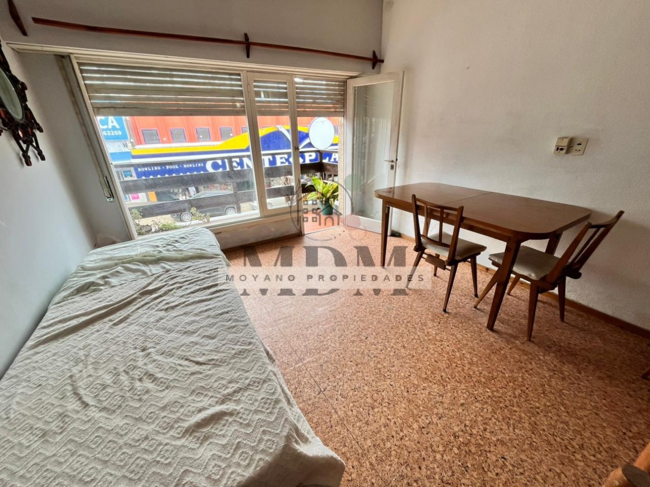 Monoambiente amplio con balcon al frente en pleno centro de Villa Gesell