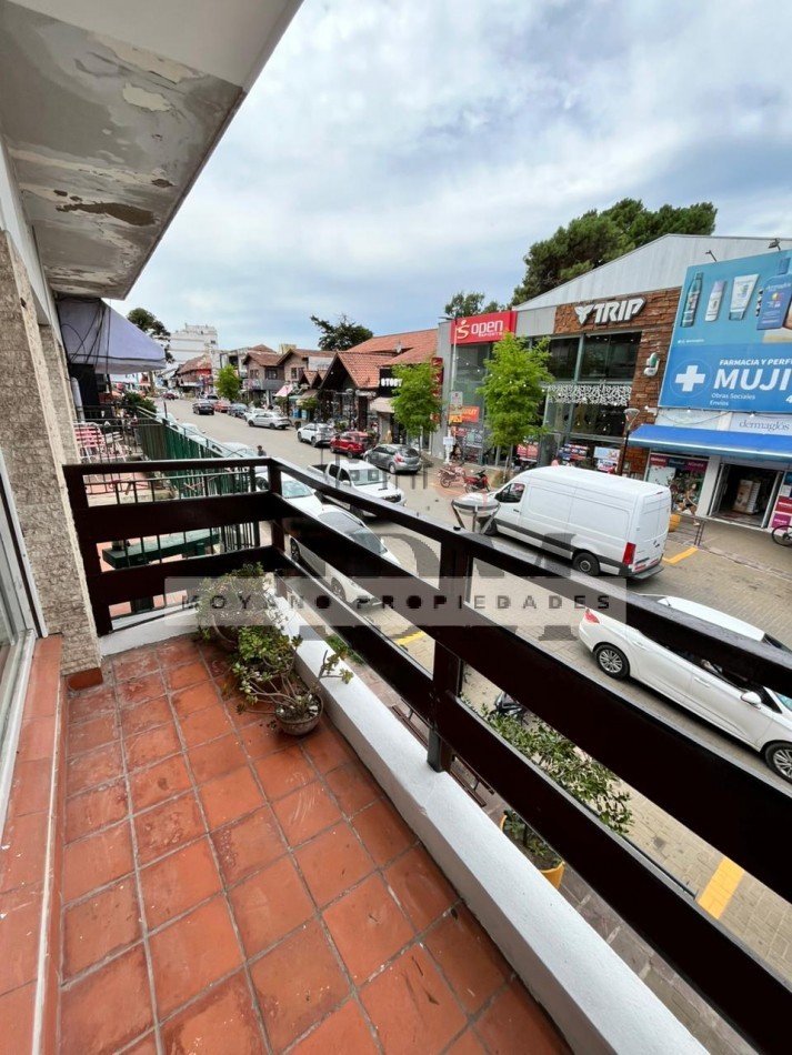 Monoambiente amplio con balcon al frente en pleno centro de Villa Gesell