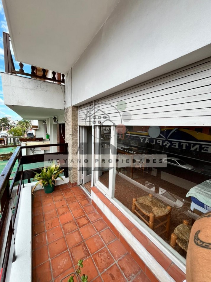 Monoambiente amplio con balcon al frente en pleno centro de Villa Gesell