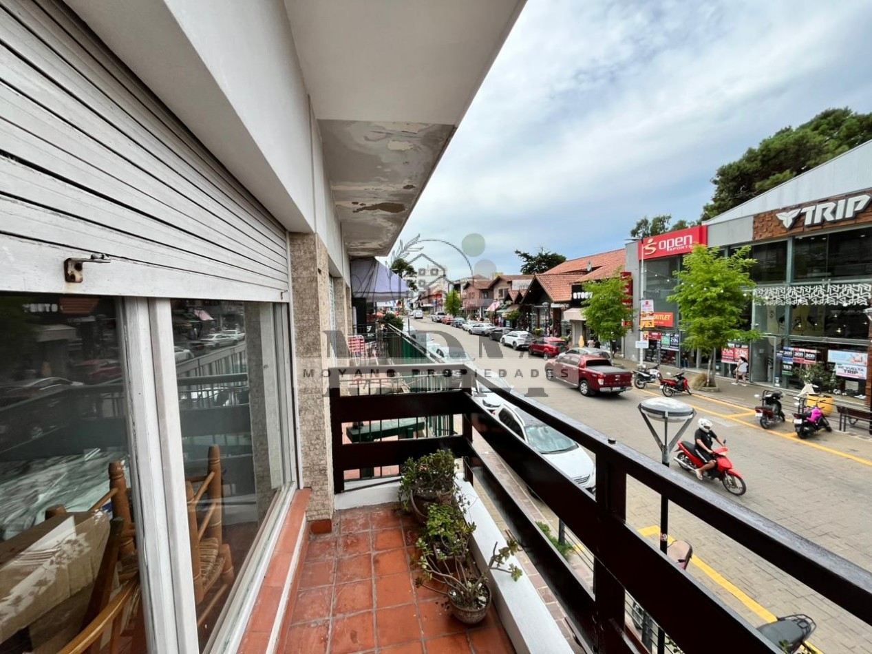 Monoambiente amplio con balcon al frente en pleno centro de Villa Gesell