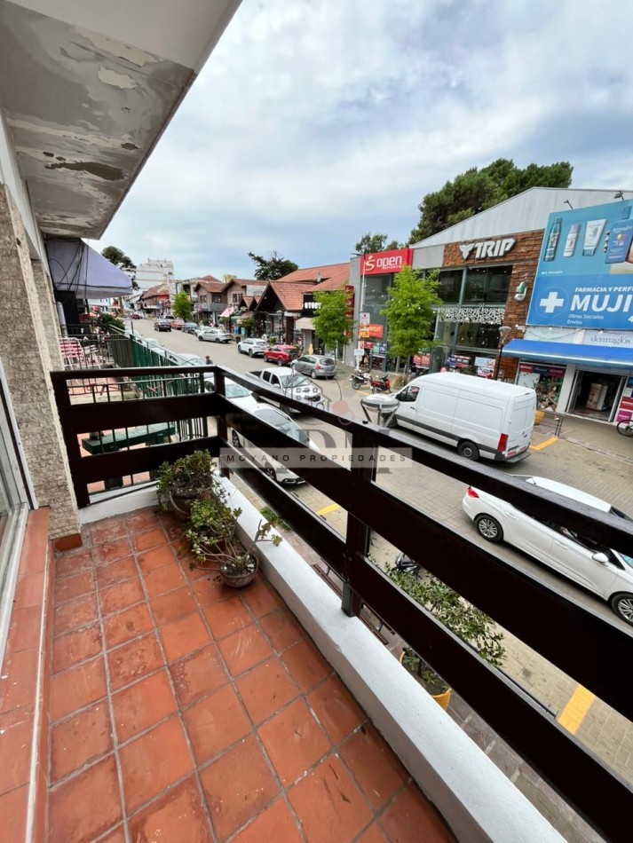 Monoambiente amplio con balcon al frente en pleno centro de Villa Gesell