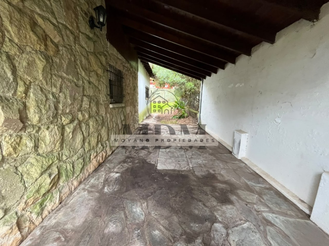 Chalet amplio de 4 dormitorios con patio y quincho en el centro de Villa Gesell