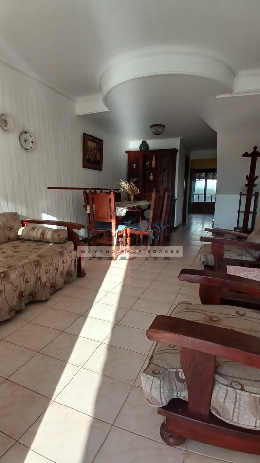 Duplex en venta - 2 dormitorios, cochera y vista parcial al mar -