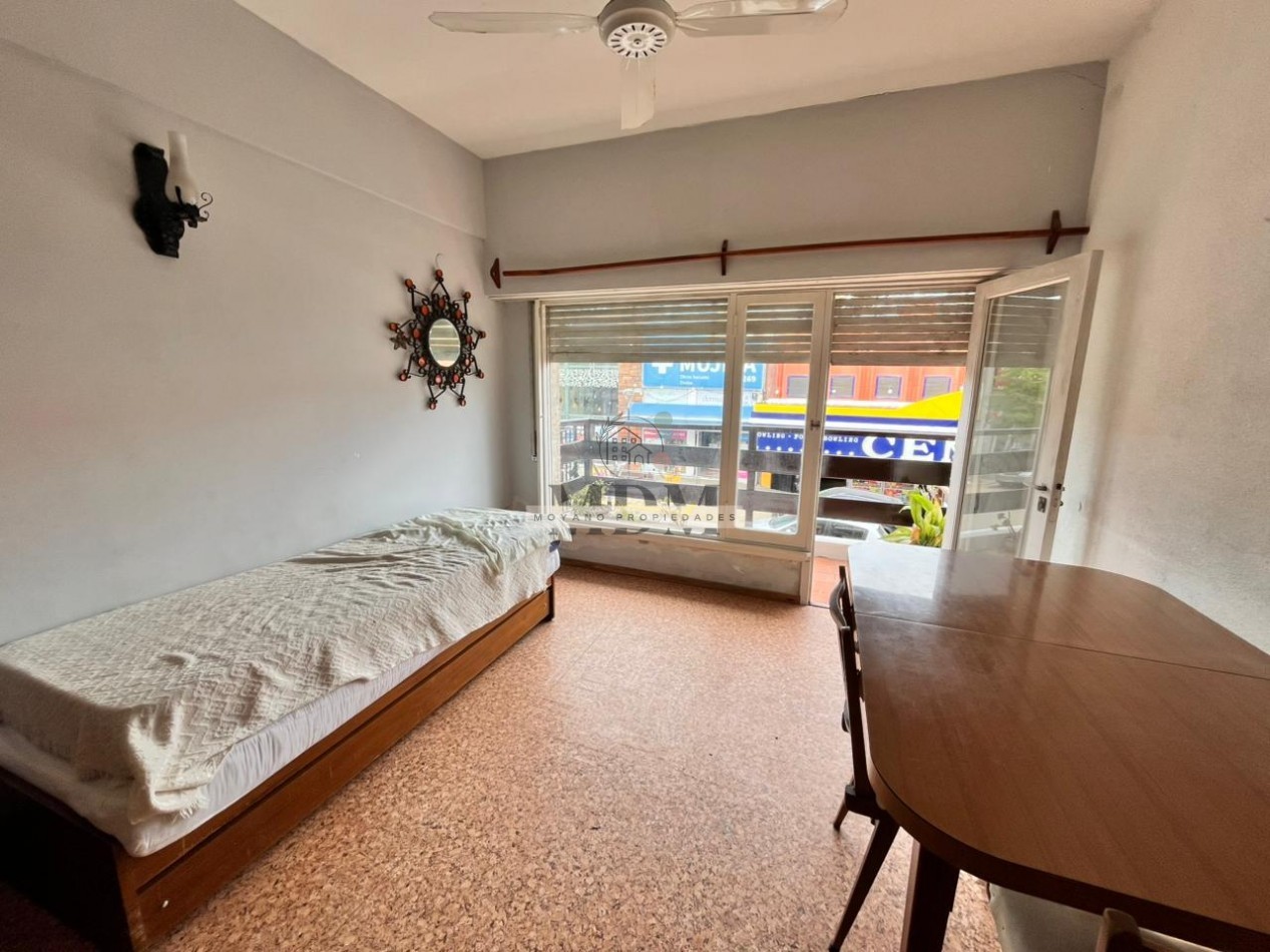 Monoambiente amplio con balcon al frente en pleno centro de Villa Gesell