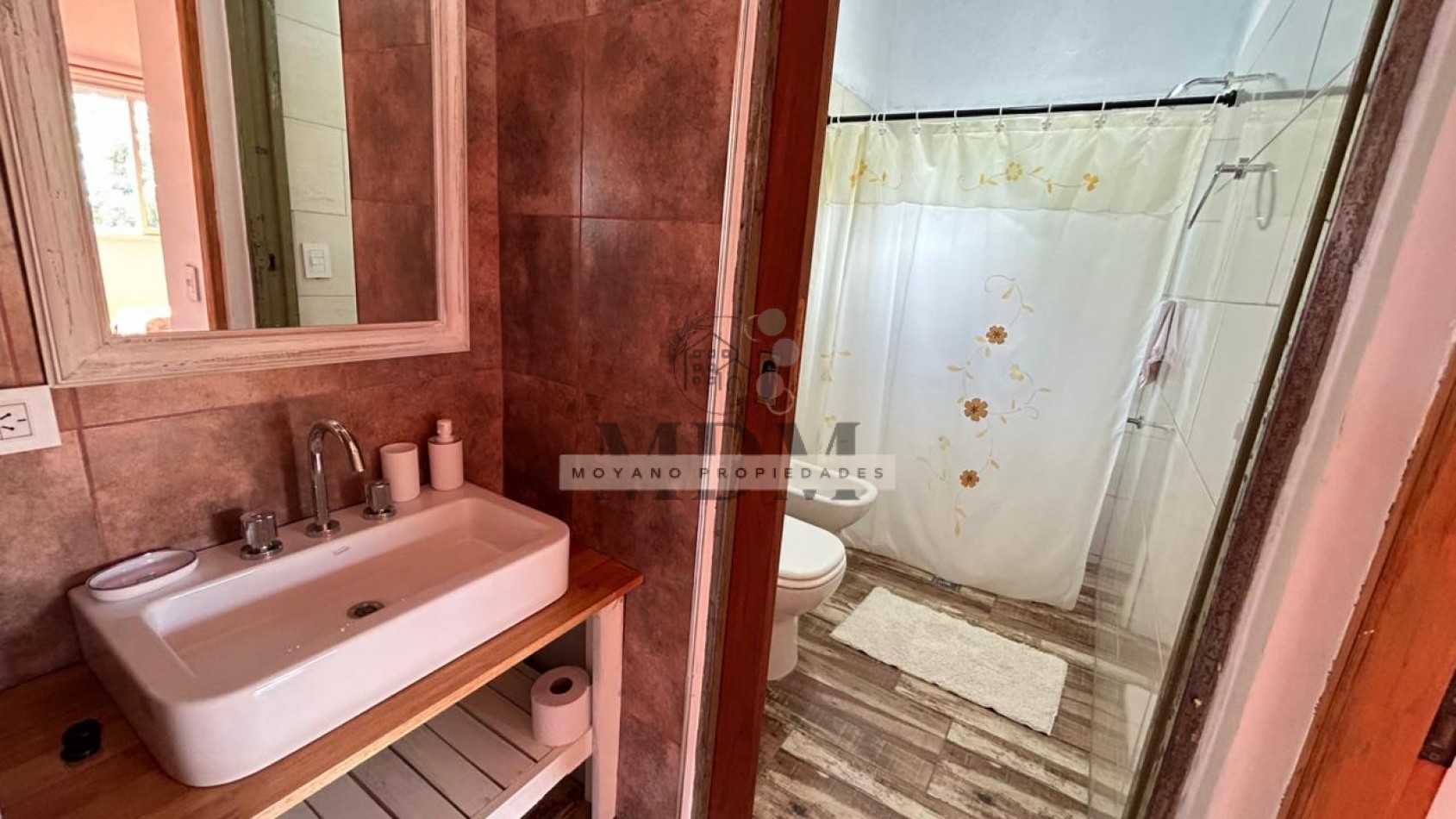 Comodo Departamento en 1° Piso por Escalera 