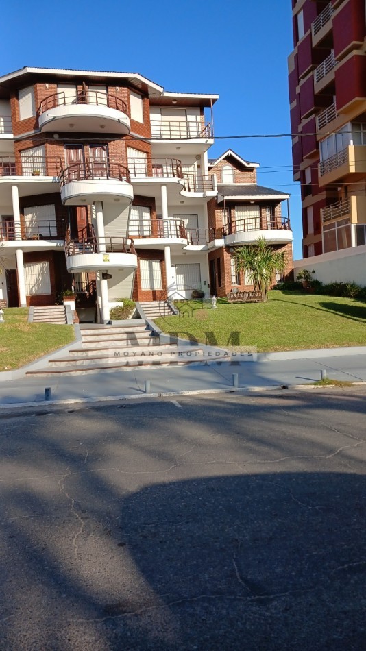 Duplex en venta - 2 dormitorios, cochera y vista parcial al mar -