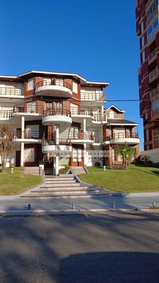 Duplex en venta - 2 dormitorios, cochera y vista parcial al mar -