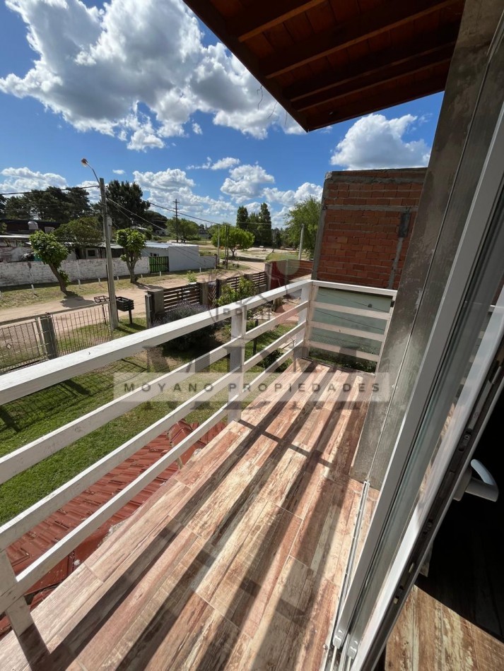 Comodo Departamento en 1° Piso por Escalera 