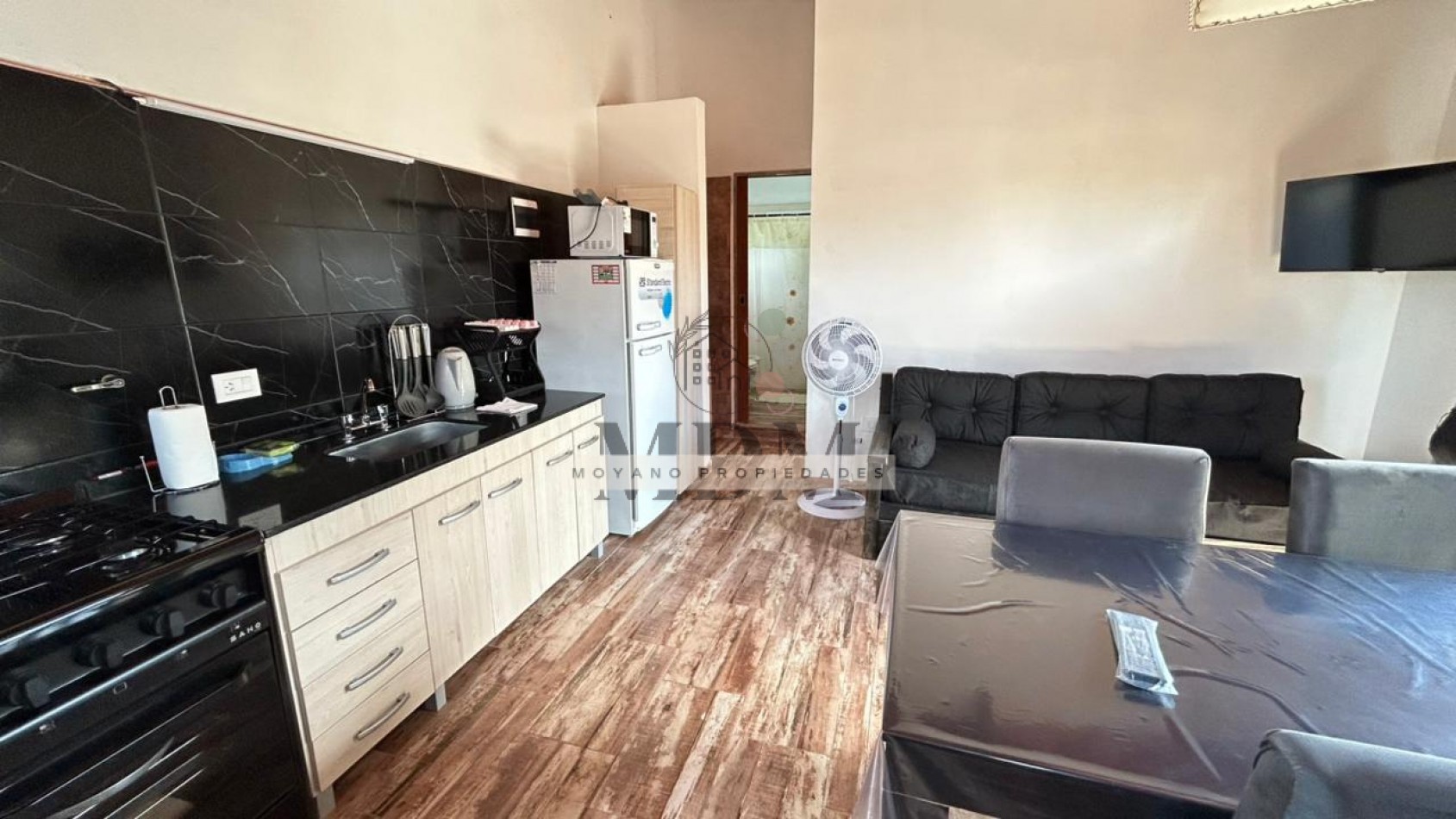 Comodo Departamento en 1° Piso por Escalera 