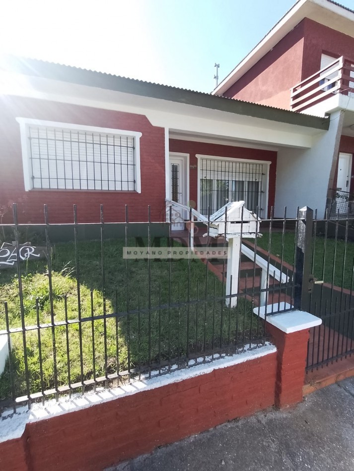 HERMOSA PROPIEDAD EN ZONA CENTRO DE VILLA GESELL DE 5 AMBIENTES CON DPTO