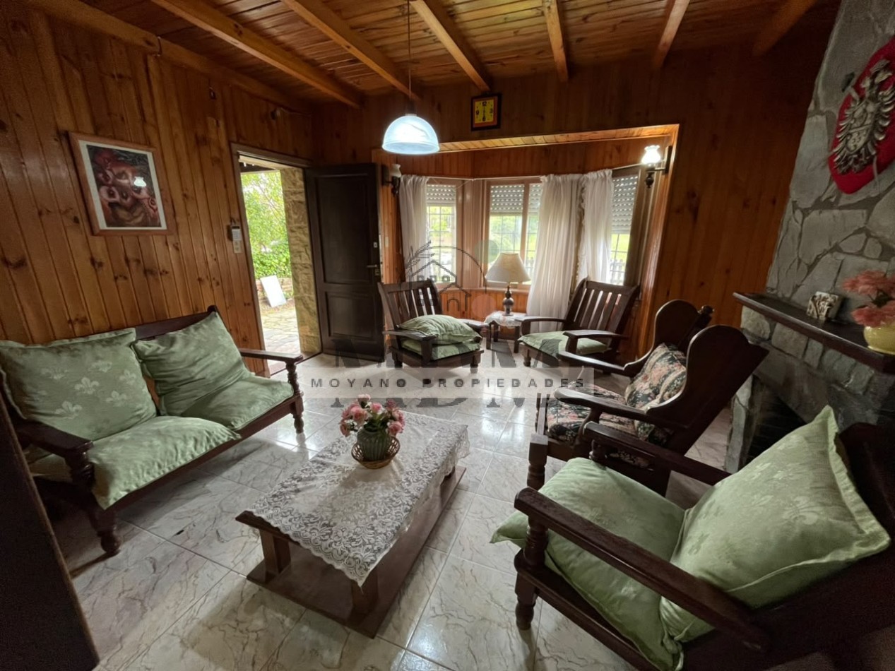 Chalet amplio de 4 dormitorios con patio y quincho en el centro de Villa Gesell