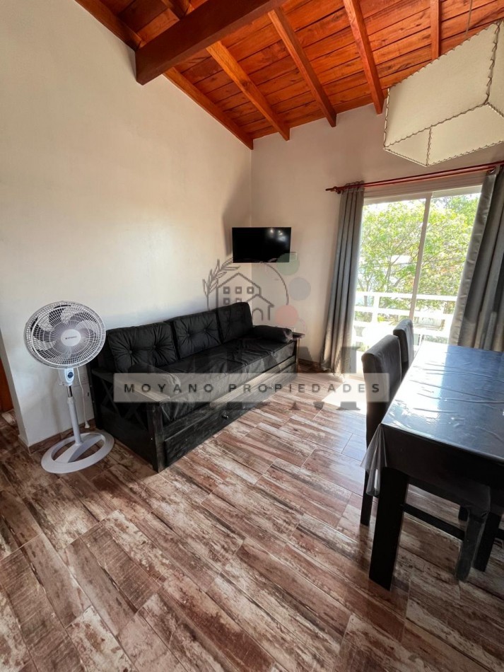 Comodo Departamento en 1° Piso por Escalera 