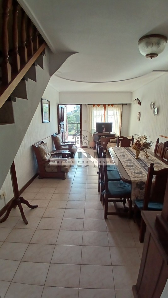 Duplex en venta - 2 dormitorios, cochera y vista parcial al mar -