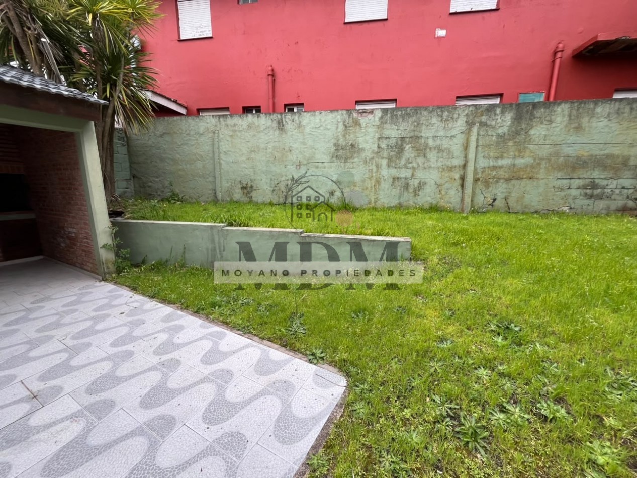 Chalet amplio de 4 dormitorios con patio y quincho en el centro de Villa Gesell