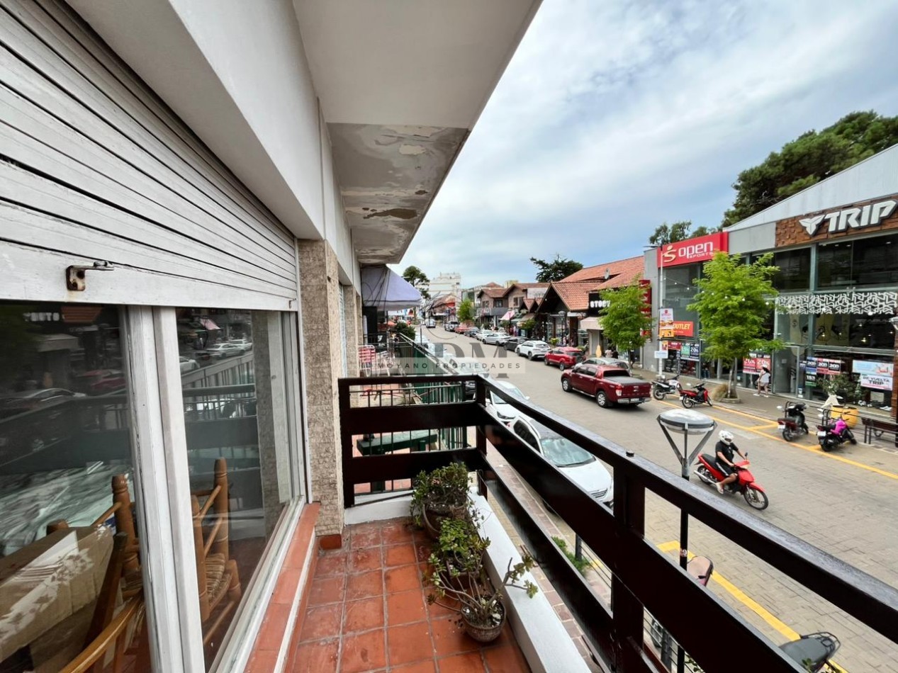 Monoambiente amplio con balcon al frente en pleno centro de Villa Gesell