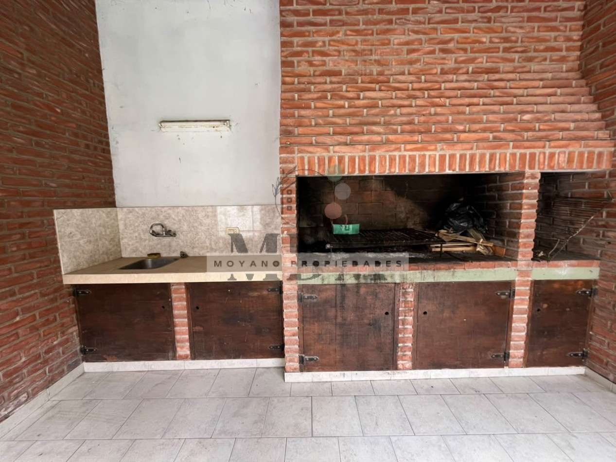 Chalet amplio de 4 dormitorios con patio y quincho en el centro de Villa Gesell