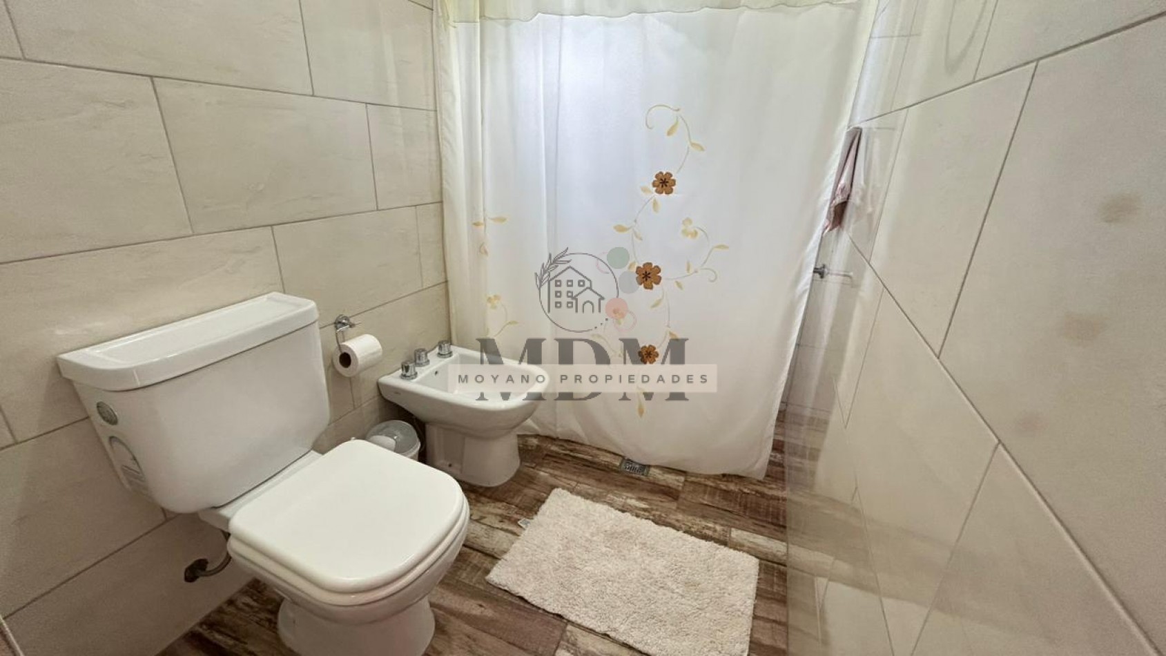 Comodo Departamento en 1° Piso por Escalera 