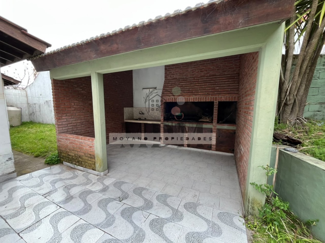 Chalet amplio de 4 dormitorios con patio y quincho en el centro de Villa Gesell
