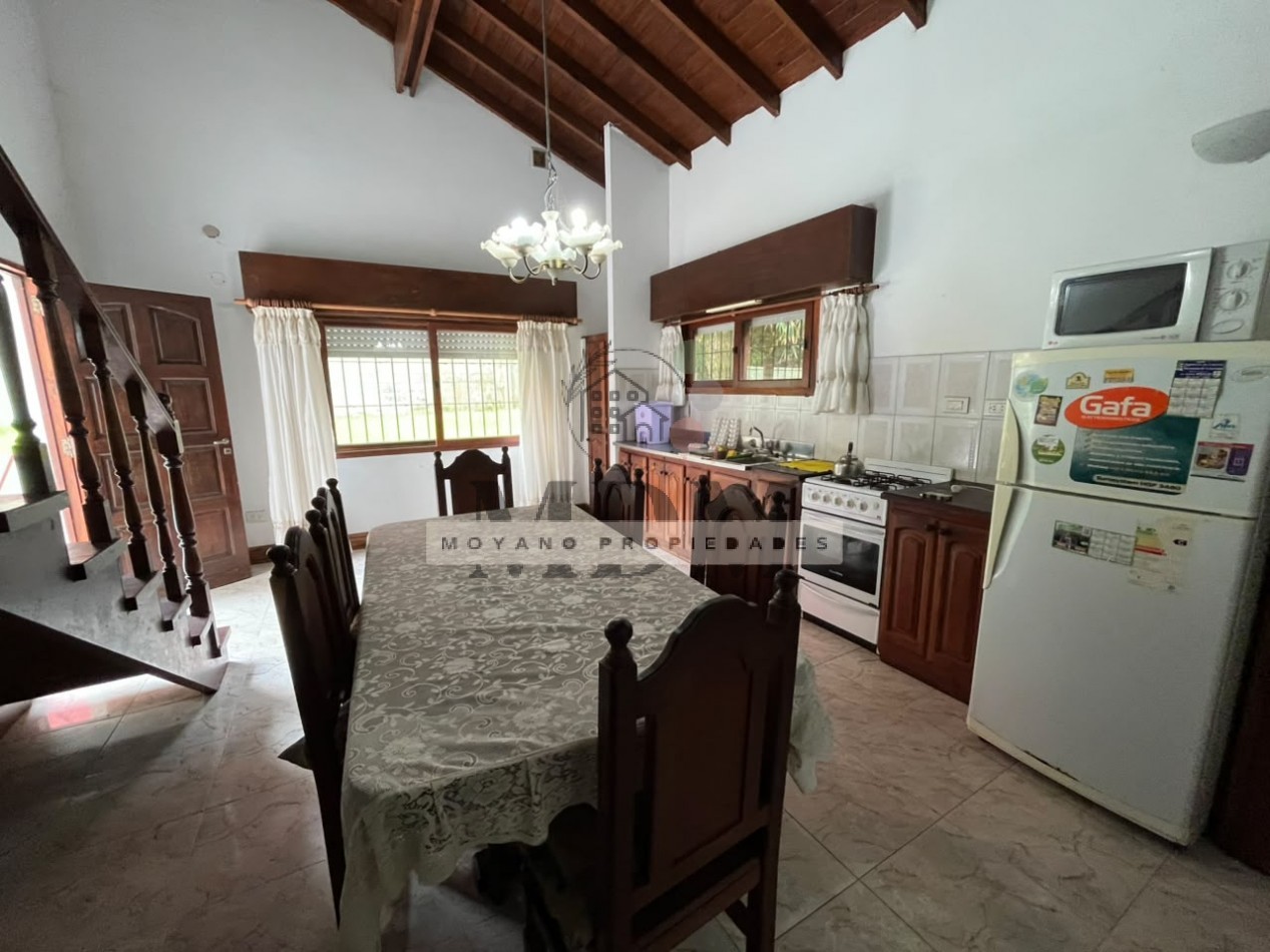 Chalet amplio de 4 dormitorios con patio y quincho en el centro de Villa Gesell