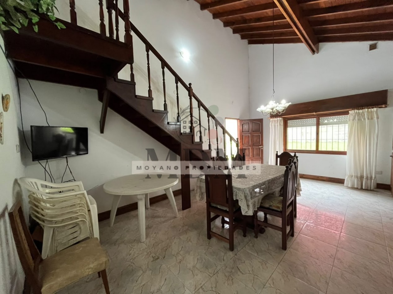 Chalet amplio de 4 dormitorios con patio y quincho en el centro de Villa Gesell