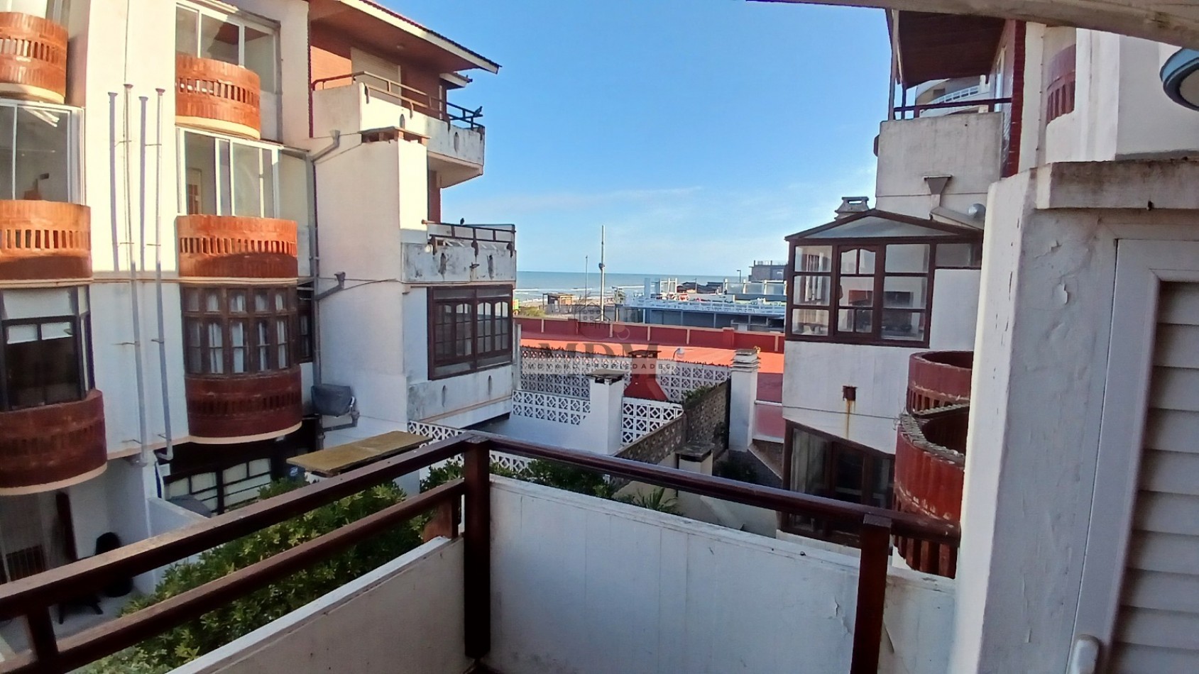Duplex en venta - 2 dormitorios, cochera y vista parcial al mar -