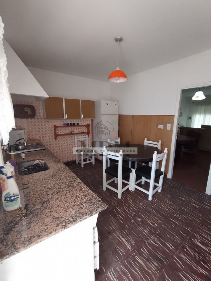 HERMOSA PROPIEDAD EN ZONA CENTRO DE VILLA GESELL DE 5 AMBIENTES CON DPTO