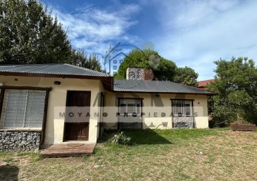 Excelente propiedad con dos casas y gran parque en Mar Azul